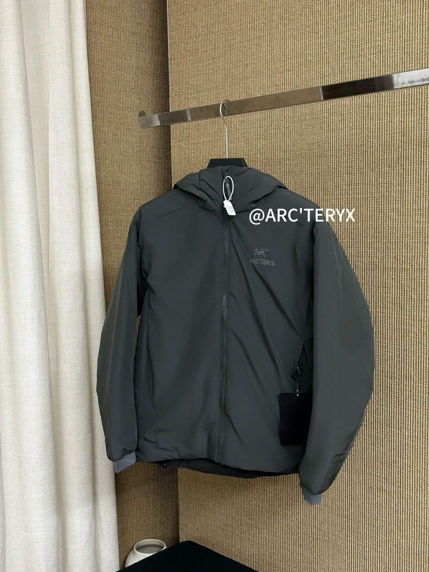 【Arcteryx Atom Hoody 】 : Arcteryx， ， ， 。 ， ， 。 ，Arcteryx ， 。Quality、 ， 。 ， + : ✅ 100% ，Tyono 30 ， ， ✅ ， Wear-Resistant Breathable ✅ ， ， ✅ ， ， ， ✅ 、 ， ， ✅ logo ， ✅ YKK， ✅ ：Coreloft TM Continuous 65 ， ✅（65g/m 2) : ，Breathable ，ATOM Coreloft TM Continuous ， ， ， ， Wear-Resistant ， ， ， 。